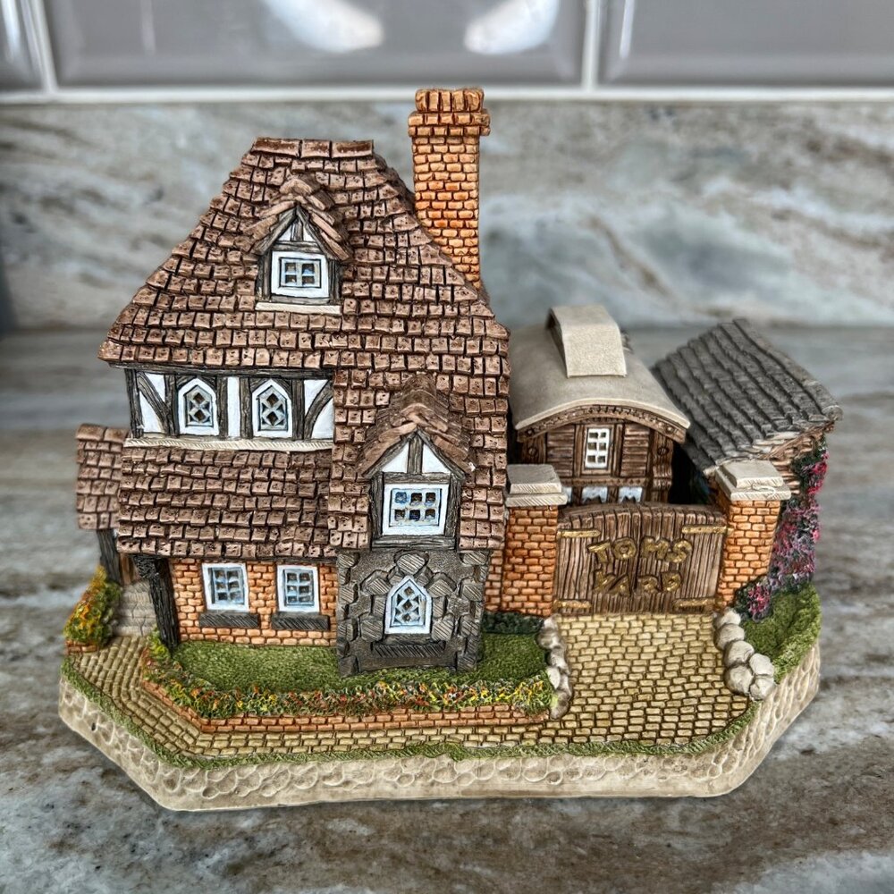 David Winter Tom's Yard Cottage 1997 Limited Edition D1011